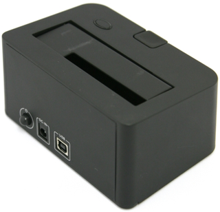 Illustration for article titled HDD USB Dock Plugs Bare SATA Drives Like NES Cartridges